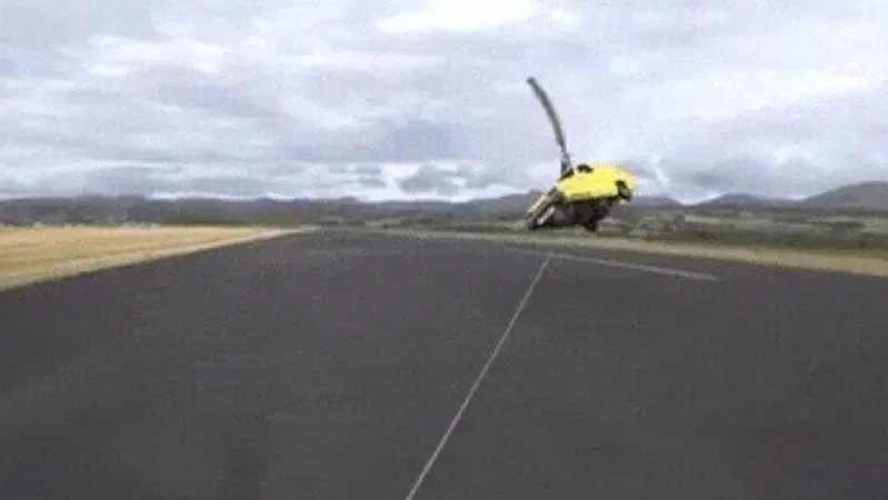 Di nuovo l'auto volante: questa idea finisce in un crash [VIDEO]