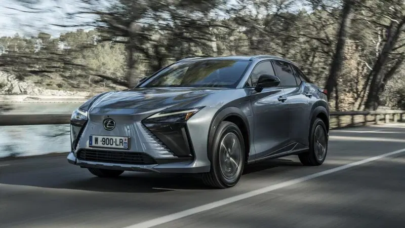 Lexus Rz 450e: va come una Tesla, ma vince per il lusso