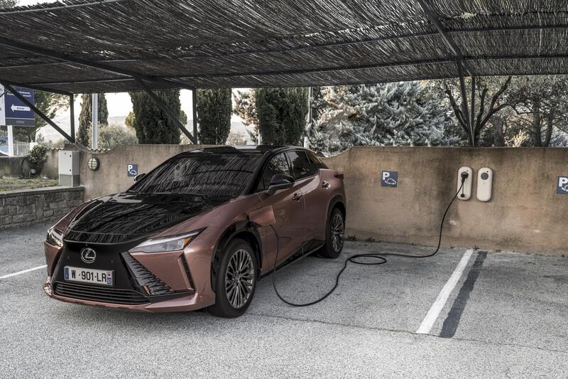 La Lexus RZ 450e in ricarica, massimo 150 kW