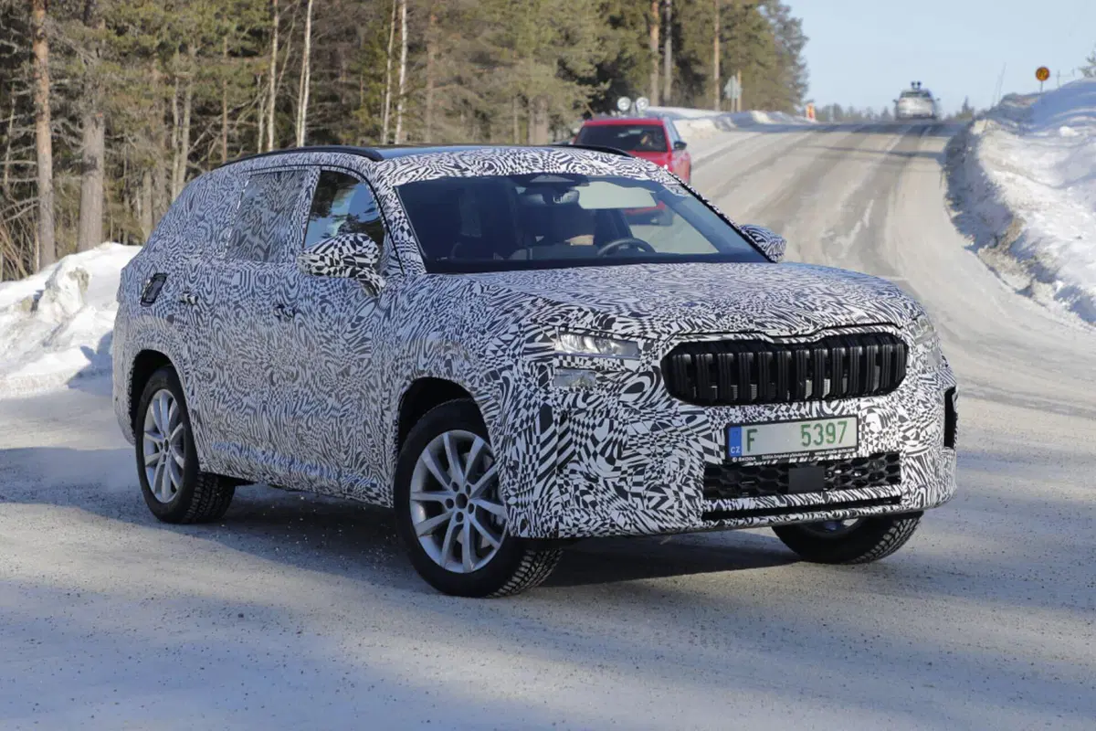 Nuova Skoda Kodiaq, l’ibrido sarà presente nei motori diesel e benzina [Foto Spia] (12)