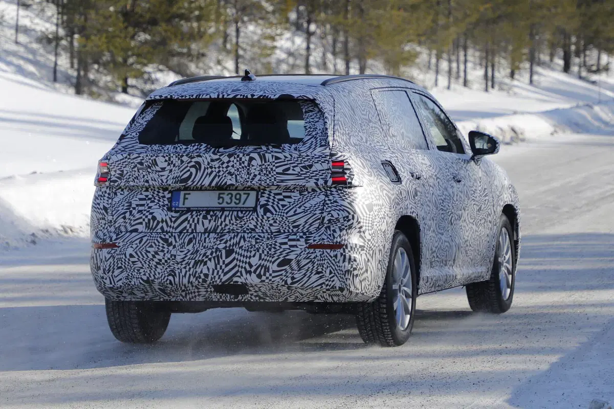 Nuova Skoda Kodiaq, l’ibrido sarà presente nei motori diesel e benzina [Foto Spia] (11)