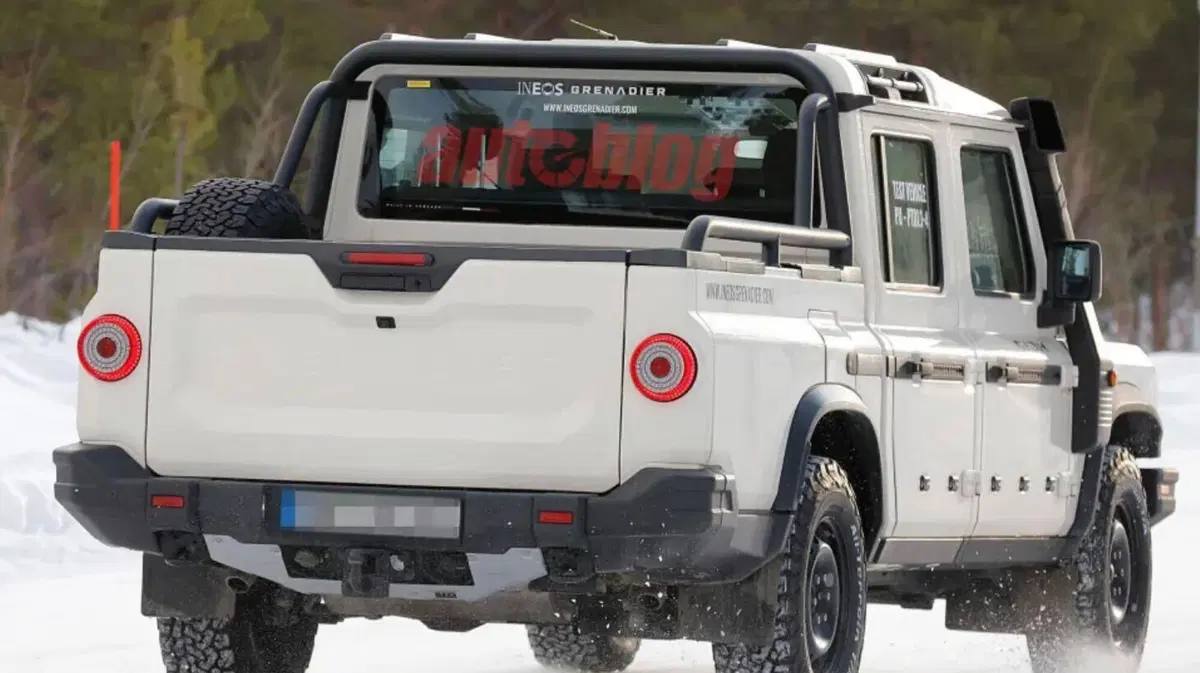 Ineos Grenadier, la versione pick-up è stata avvistata [Foto Spia] (3)