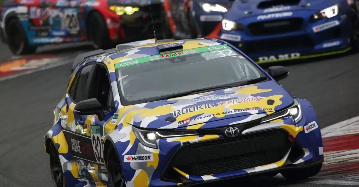 La Toyota GR Corolla H2 a idrogeno da corsa s'incendia durante un test a Fuji