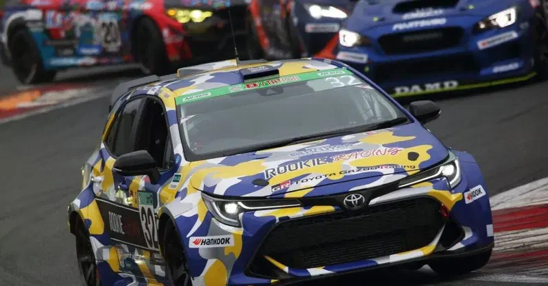 La Toyota GR Corolla H2 a idrogeno da corsa s'incendia durante un test a Fuji