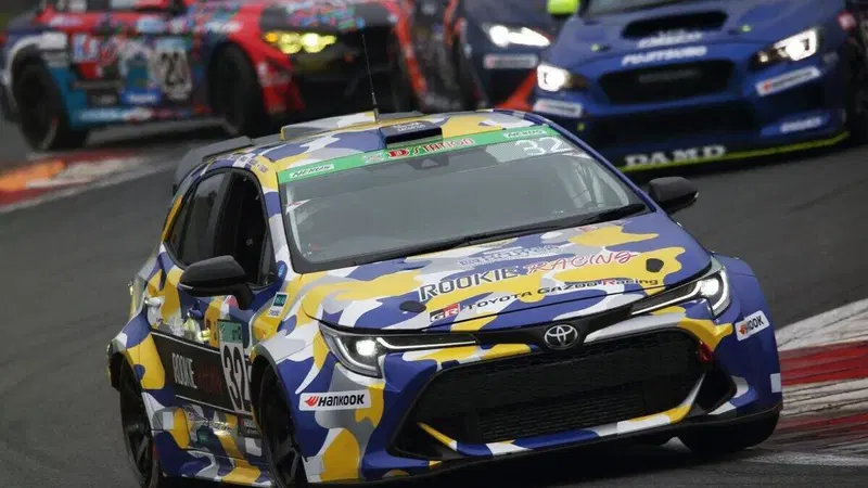 La Toyota GR Corolla H2 a idrogeno da corsa s'incendia durante un test a Fuji