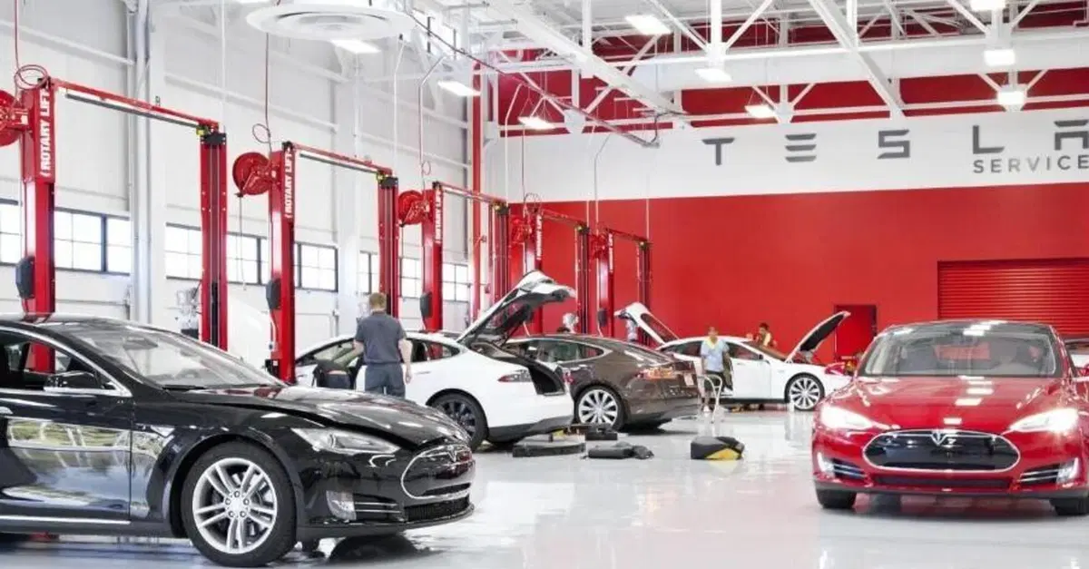 L'Antitrust indaga Tesla in California: monopolizza ricambi e riparazioni