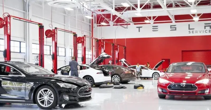 L'Antitrust indaga Tesla in California: monopolizza ricambi e riparazioni