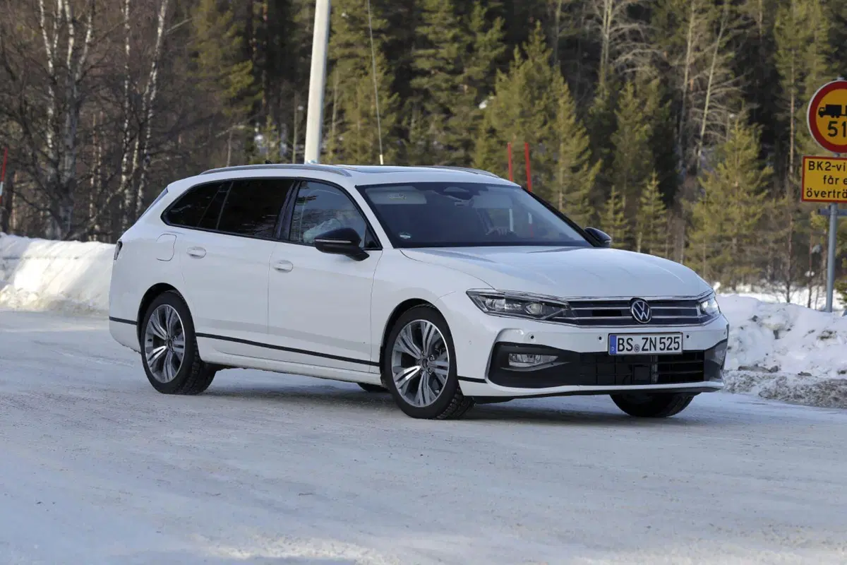 Volkswagen Passat, il restyling sta arrivando [Foto Spia]
