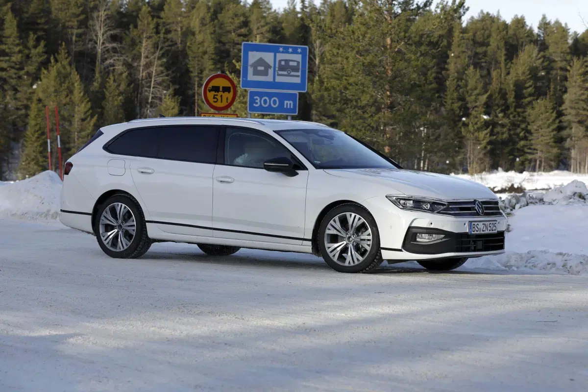 Volkswagen Passat, il restyling sta arrivando [Foto Spia] (2)