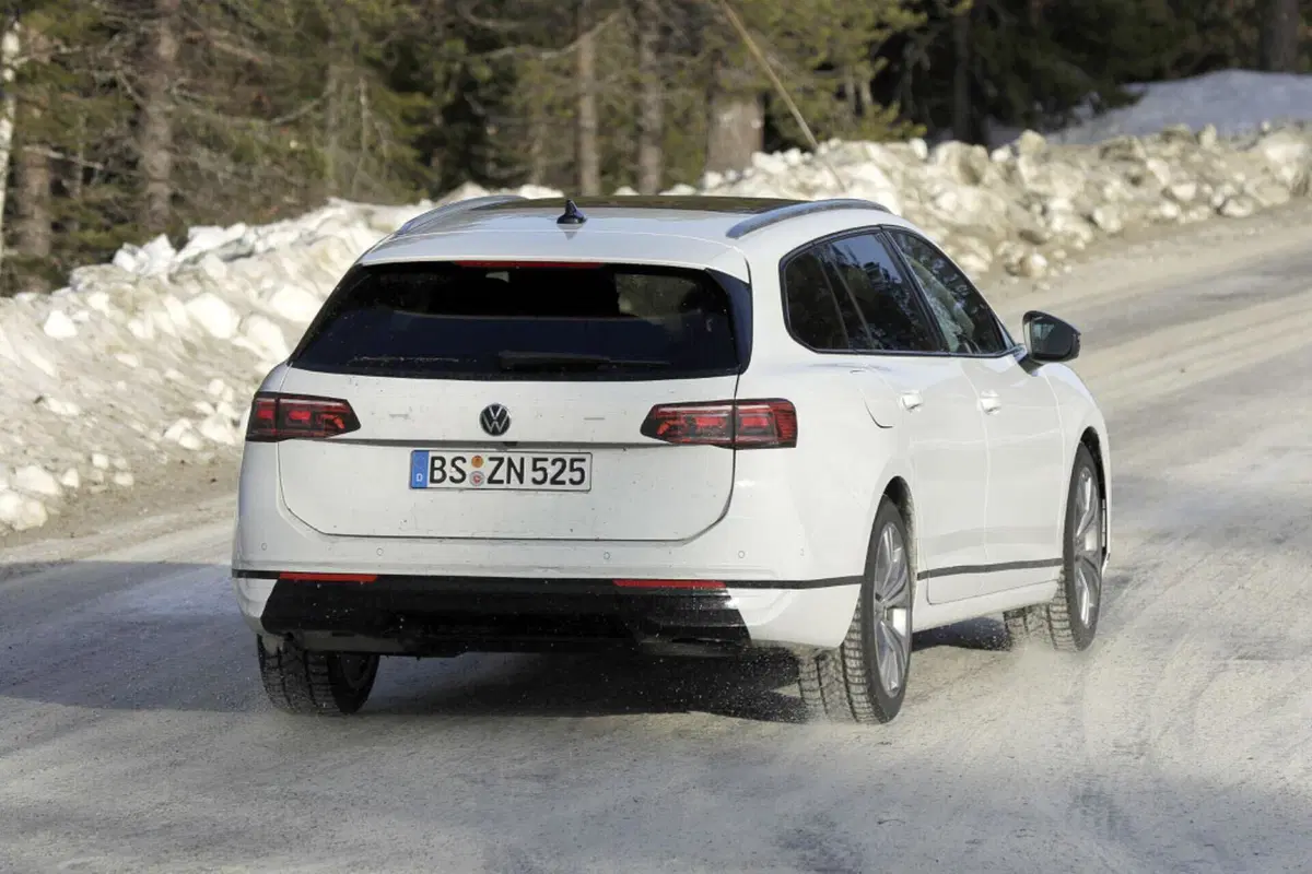 Volkswagen Passat, il restyling sta arrivando [Foto Spia] (3)