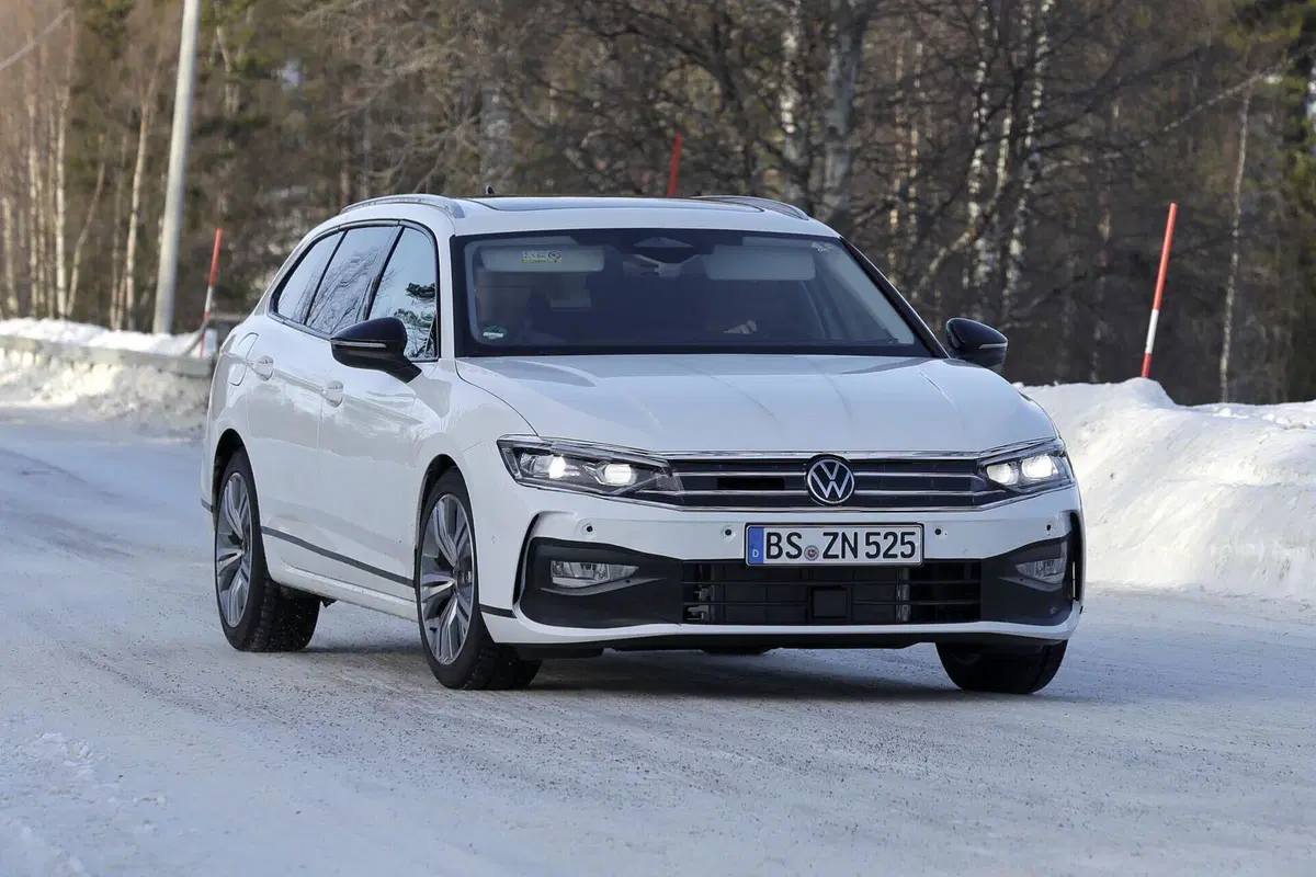 Volkswagen Passat, il restyling sta arrivando [Foto Spia] (4)