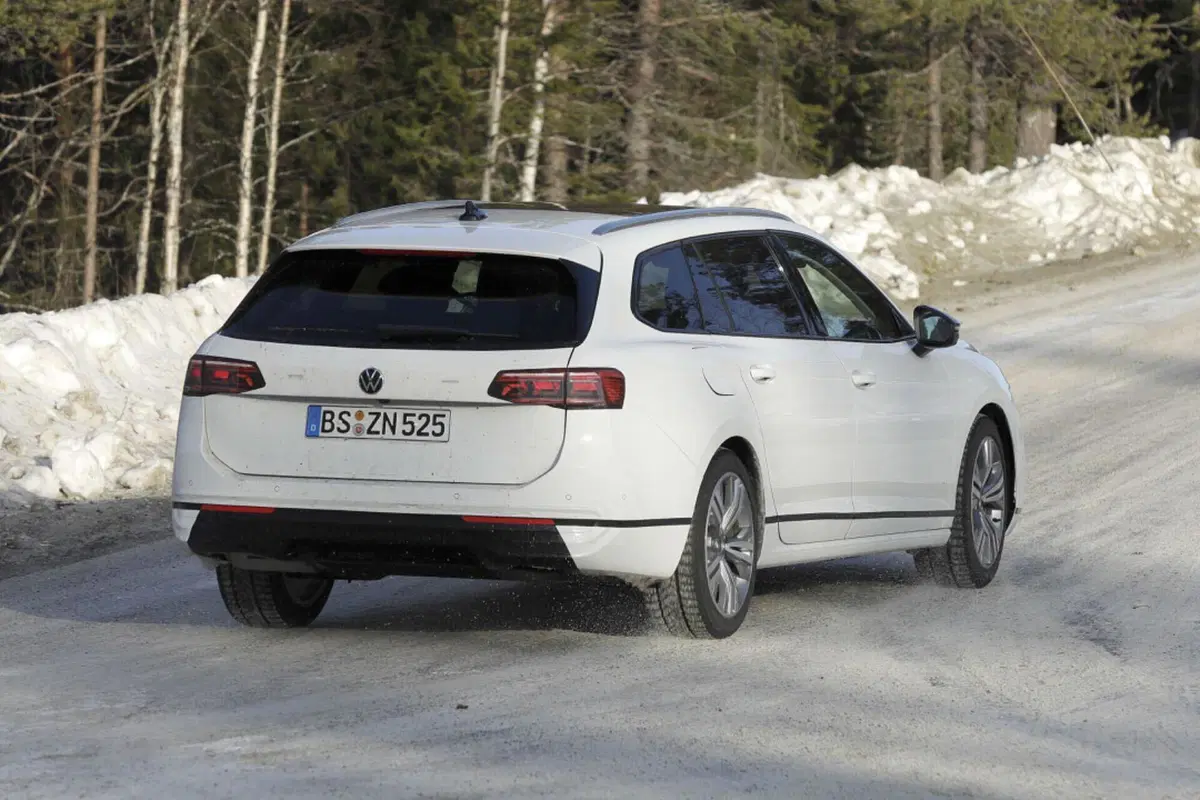 Volkswagen Passat, il restyling sta arrivando [Foto Spia] (5)