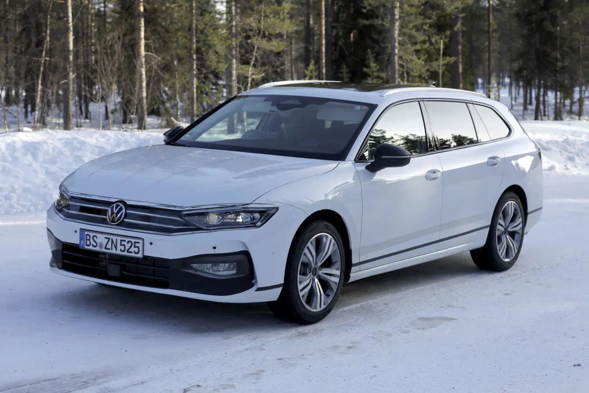 Volkswagen Passat, il restyling sta arrivando [Foto Spia] (7)