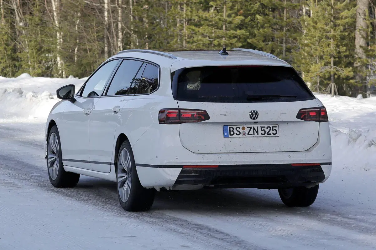 Volkswagen Passat, il restyling sta arrivando [Foto Spia] (8)
