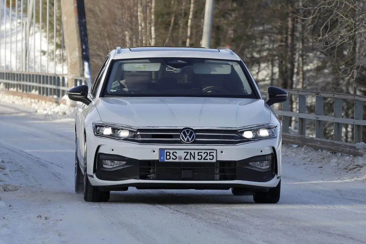 Volkswagen Passat, il restyling sta arrivando [Foto Spia] (9)