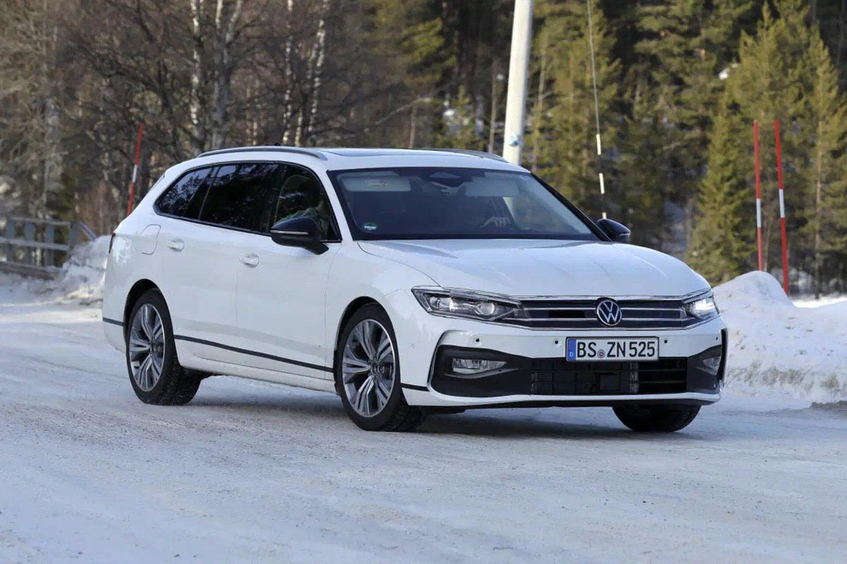 Volkswagen Passat, il restyling sta arrivando [Foto Spia] (10)