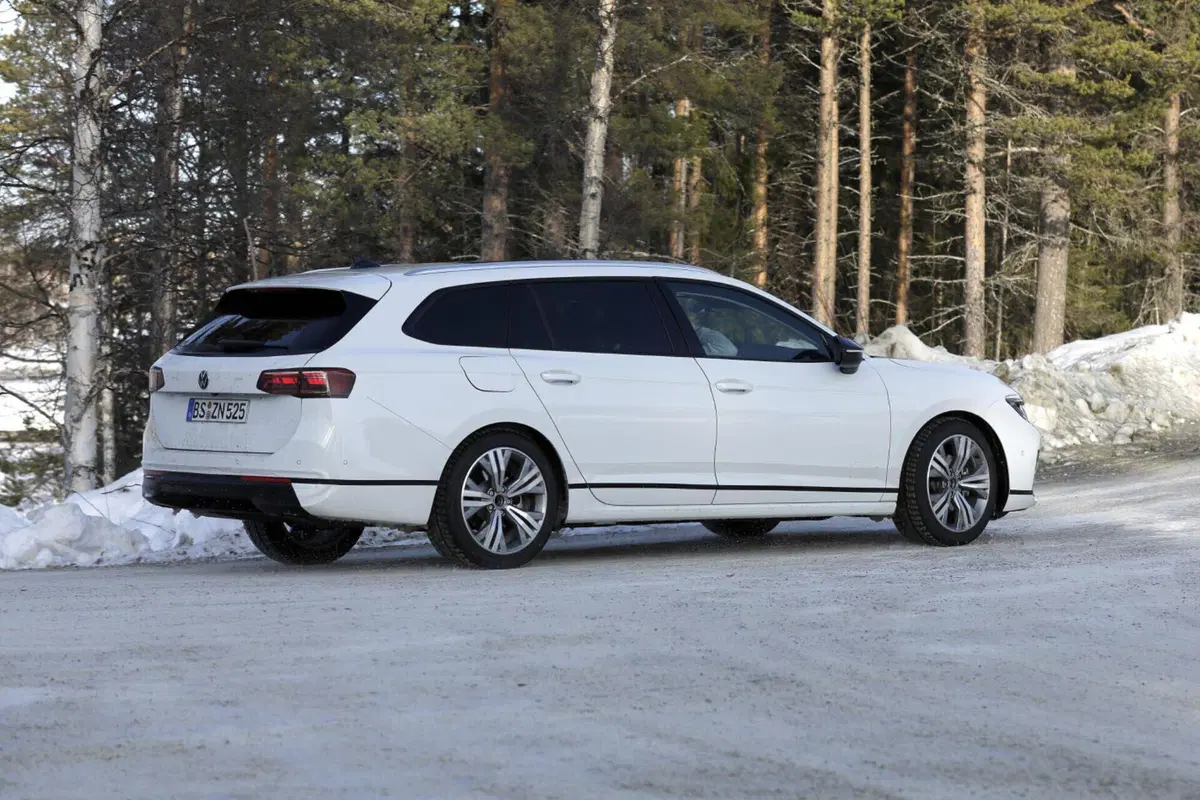 Volkswagen Passat, il restyling sta arrivando [Foto Spia] (11)