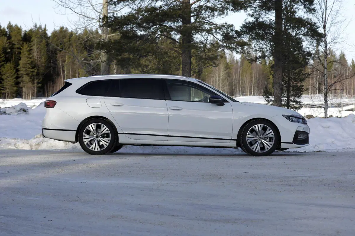 Volkswagen Passat, il restyling sta arrivando [Foto Spia] (12)