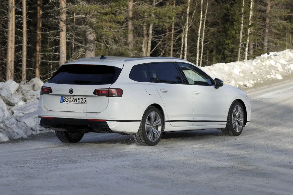 Volkswagen Passat, il restyling sta arrivando [Foto Spia] (14)