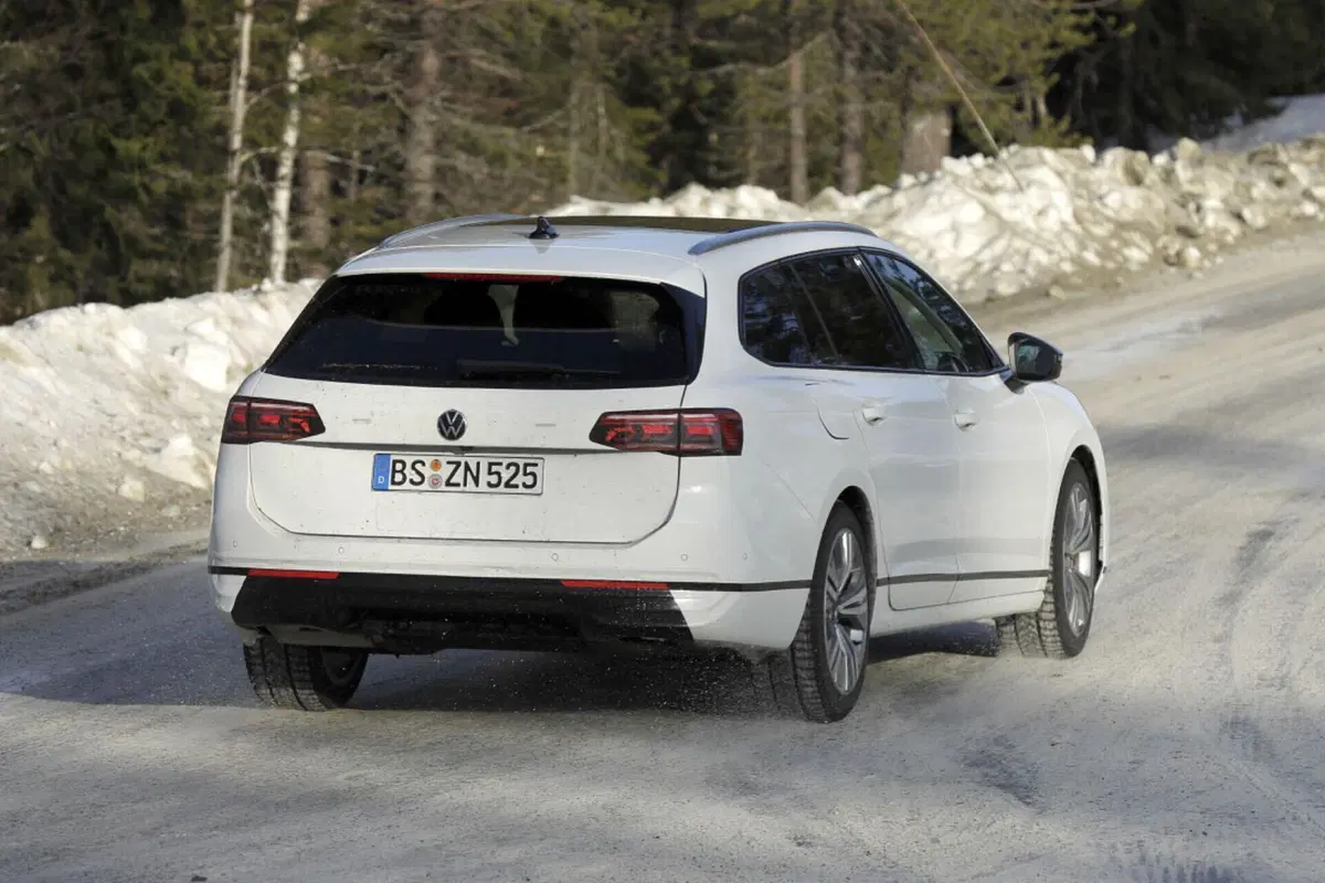 Volkswagen Passat, il restyling sta arrivando [Foto Spia] (13)
