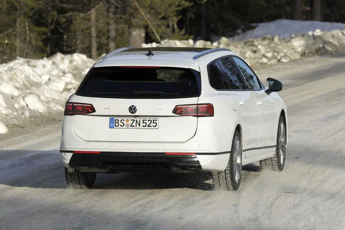 Volkswagen Passat, il restyling sta arrivando [Foto Spia] (15)