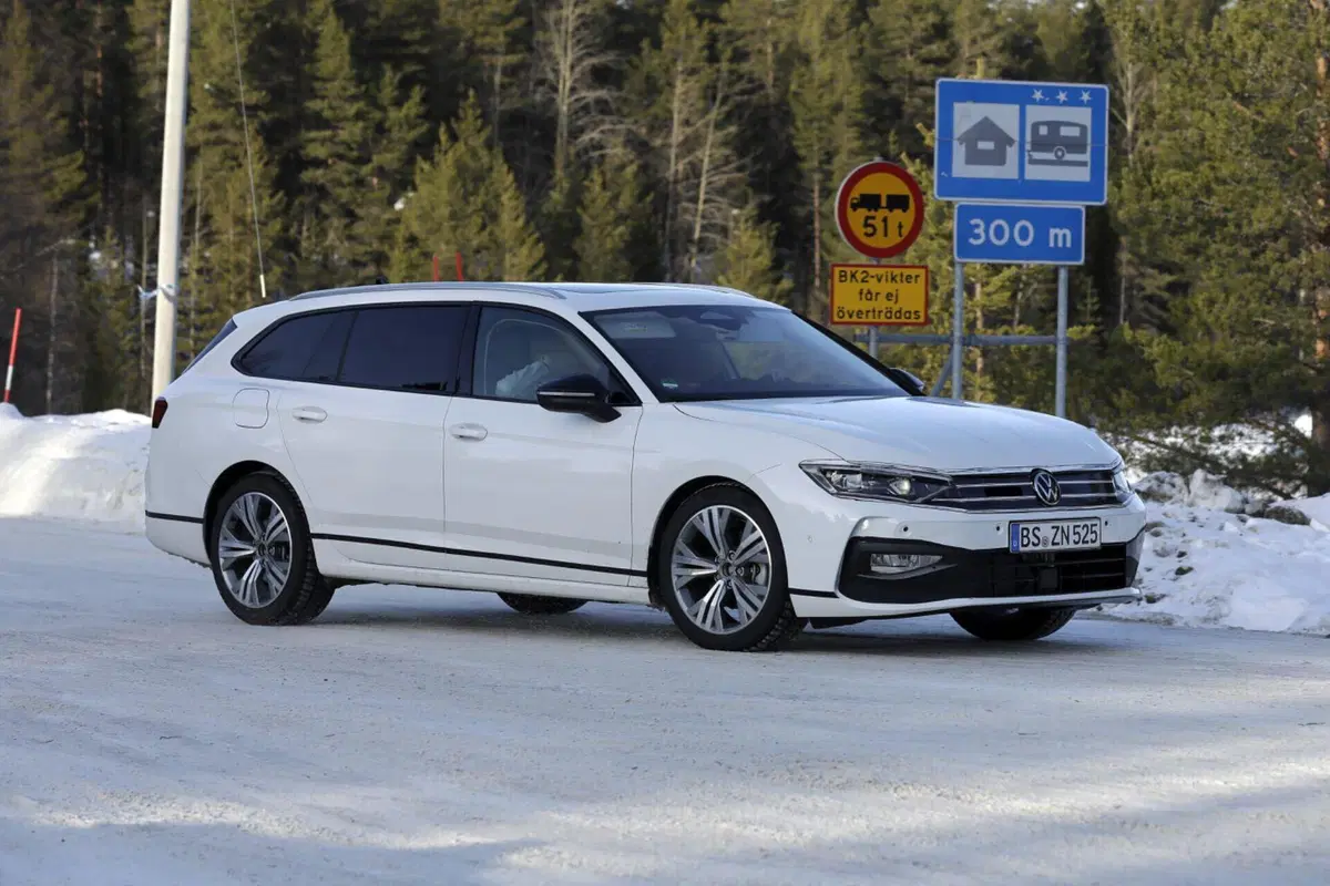 Volkswagen Passat, il restyling sta arrivando [Foto Spia] (17)