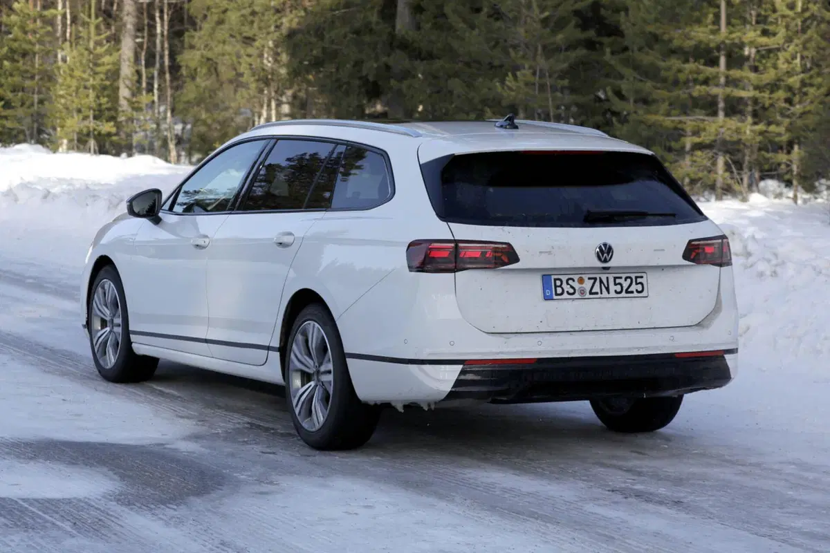 Volkswagen Passat, il restyling sta arrivando [Foto Spia] (18)