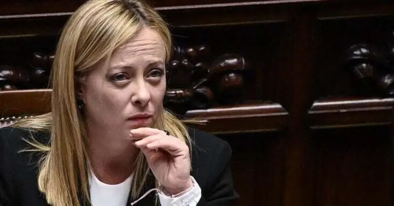 Giorgia Meloni, l'elettrico vuol dire disoccupazione e delocalizzazione