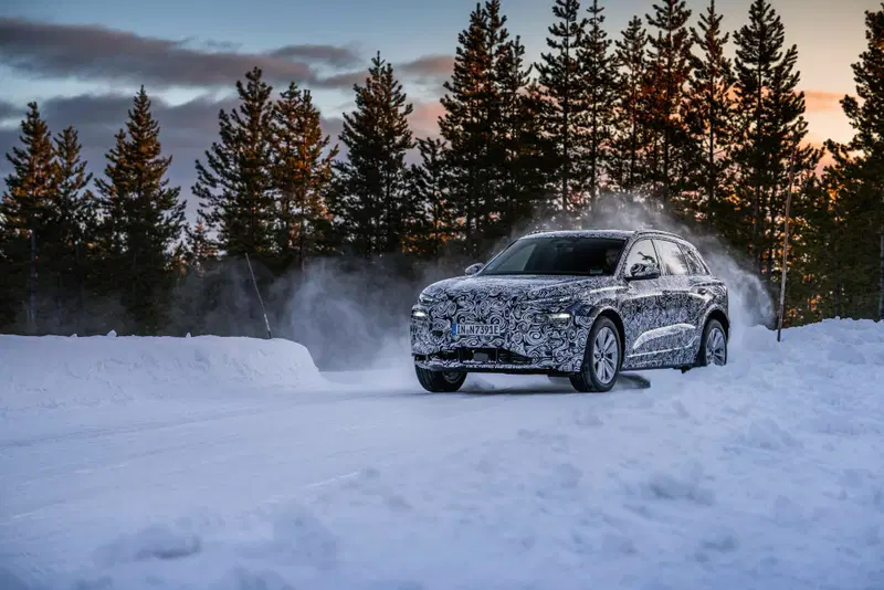 Il prototipo dell'Audi Q6 e-tron durante i test
