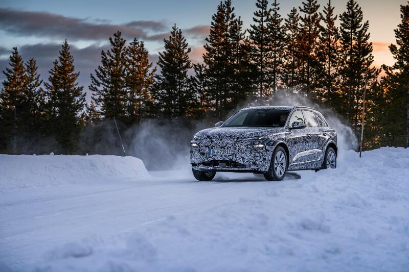 Il prototipo dell&#039;Audi Q6 e-tron durante i test