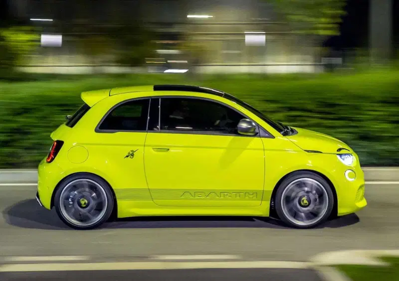 Abarth 500e (8)