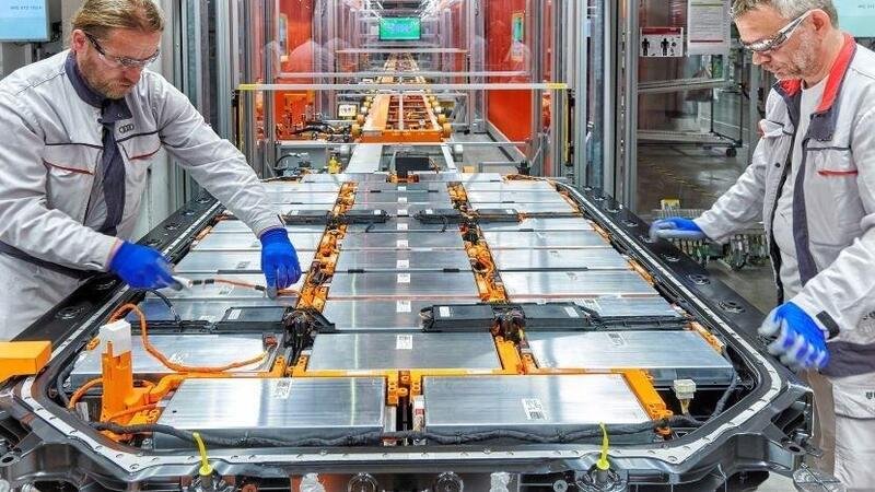 Volkswagen corre e inaugura la Gigafactory di batterie a Valencia