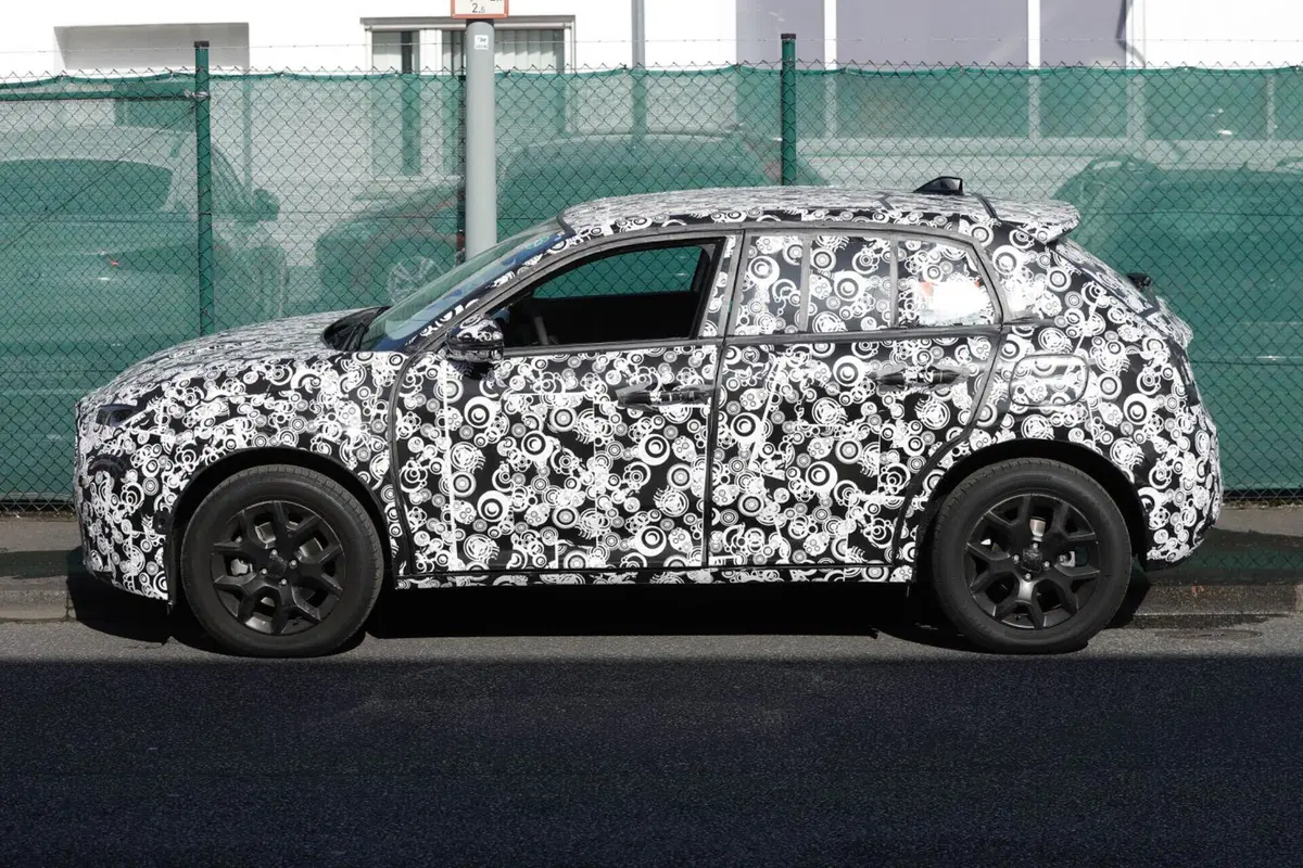 Fiat 600, sarà elettrica e ibrida: ecco le nuove foto spia (2)