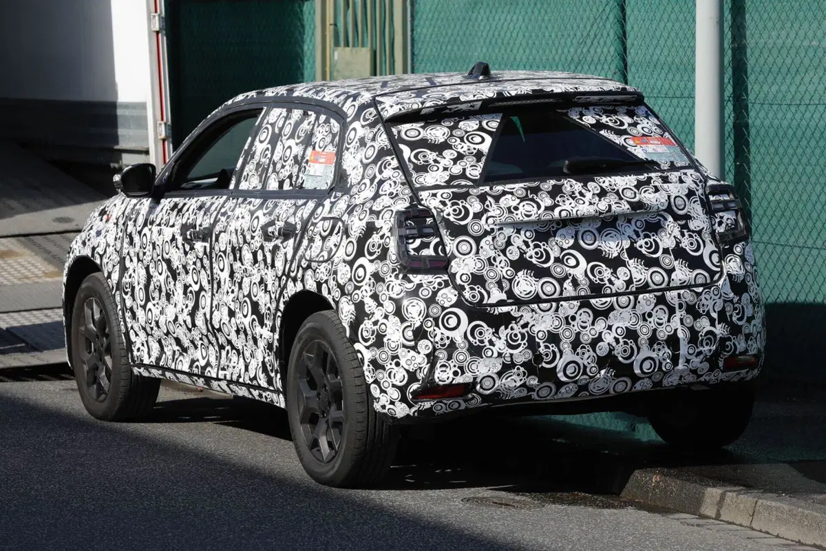 Fiat 600, sarà elettrica e ibrida: ecco le nuove foto spia (5)
