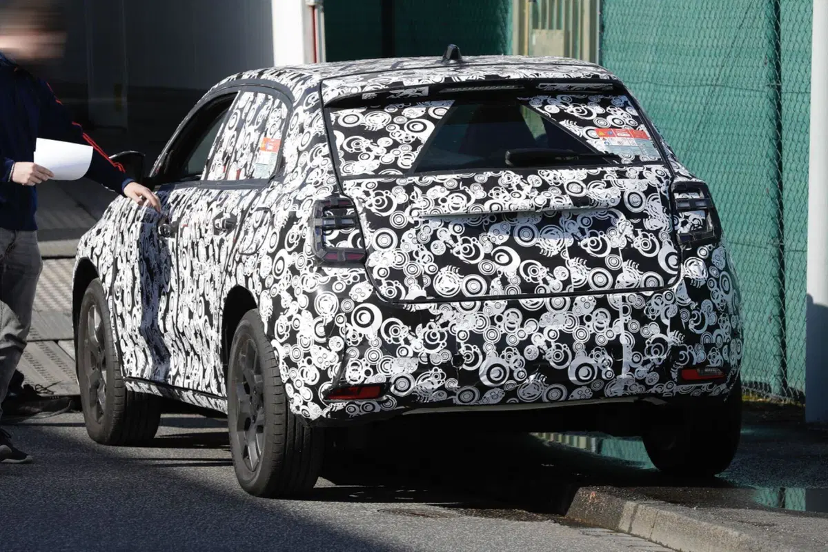 Fiat 600, sarà elettrica e ibrida: ecco le nuove foto spia (6)