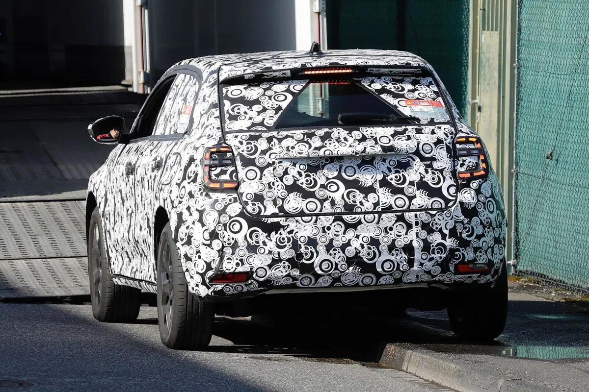 Fiat 600, sarà elettrica e ibrida: ecco le nuove foto spia (8)