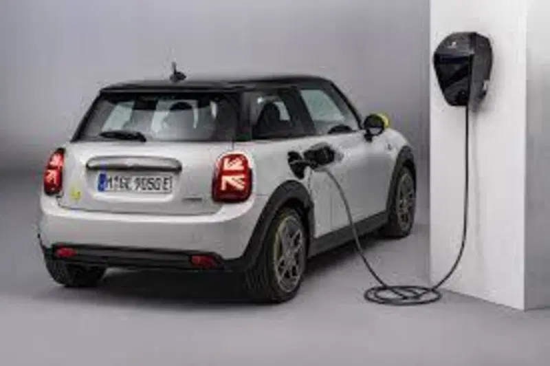 Una Mini Elettrica in ricarica a media potenza