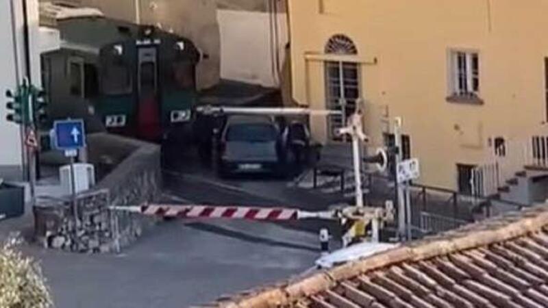 L&#039;auto &egrave; incastrata nel passaggio a livello, tragedia sfiorata [VIDEO]