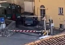 L'auto è incastrata nel passaggio a livello, tragedia sfiorata [VIDEO]