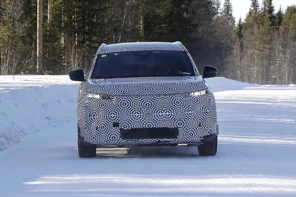 Renault Scenic E-Tech: la nuova elettrica è stata avvistata [Foto Spia] (2)