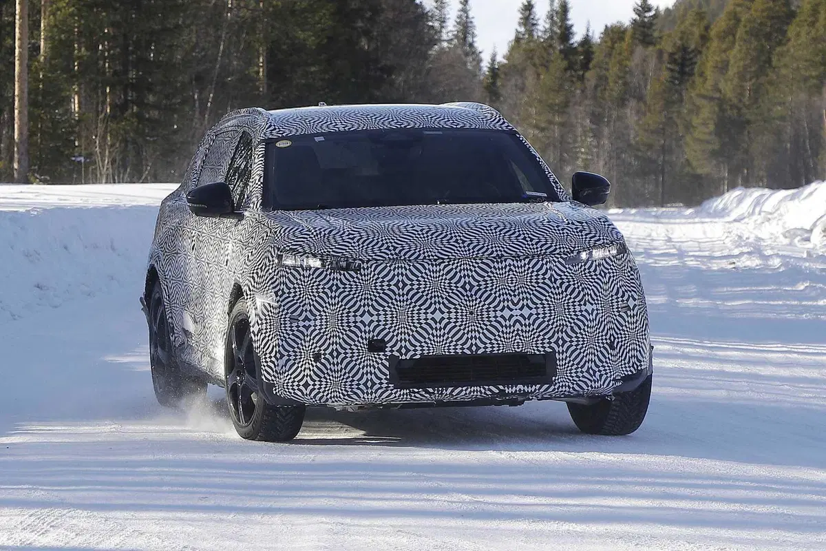 Renault Scenic E-Tech: la nuova elettrica è stata avvistata [Foto Spia] (3)