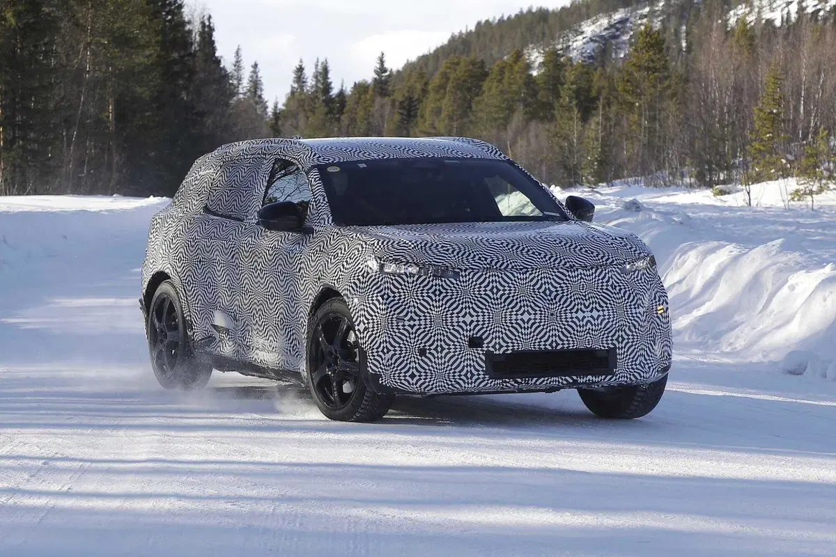 Renault Scenic E-Tech: la nuova elettrica è stata avvistata [Foto Spia] (4)