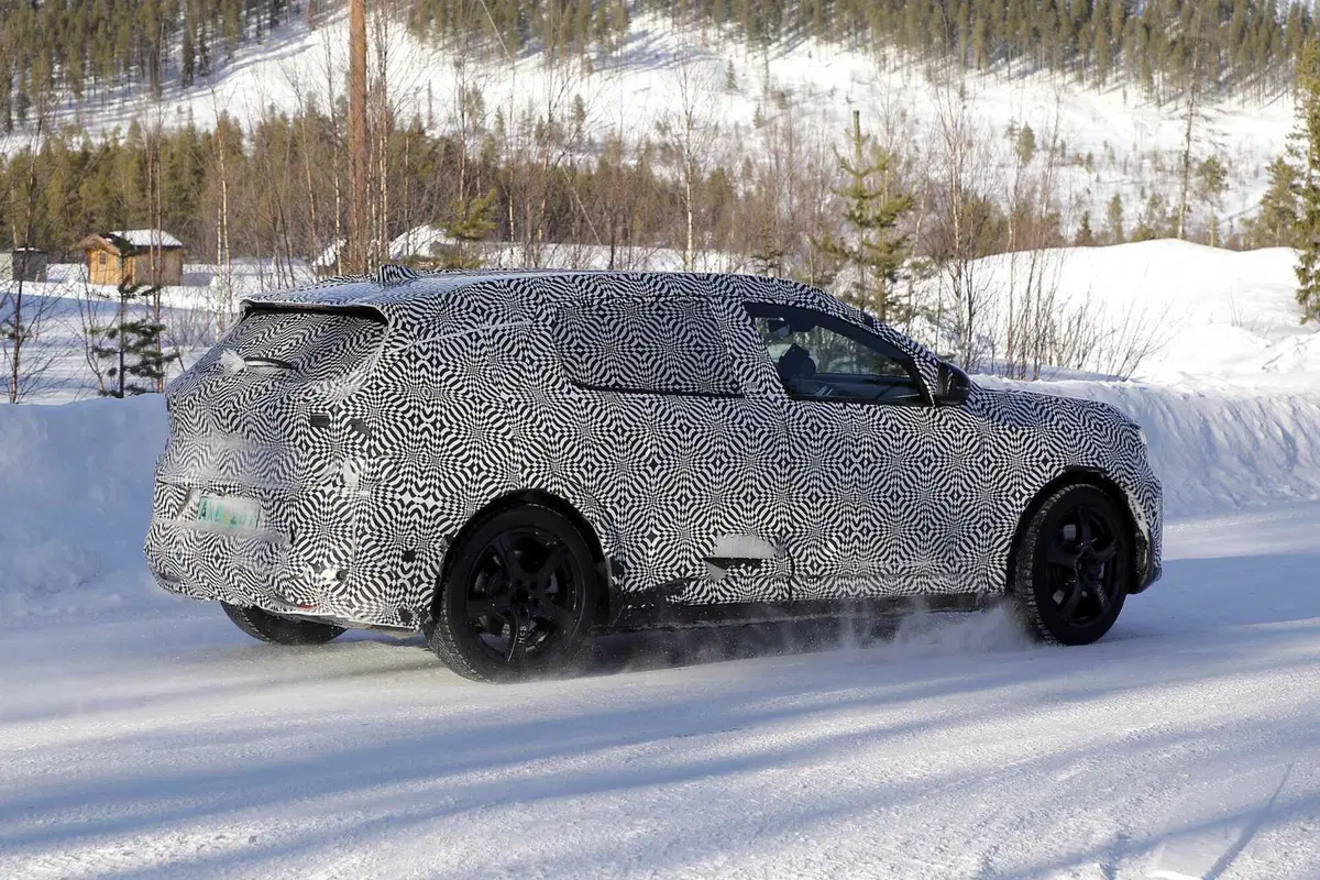 Renault Scenic E-Tech: la nuova elettrica è stata avvistata [Foto Spia] (5)
