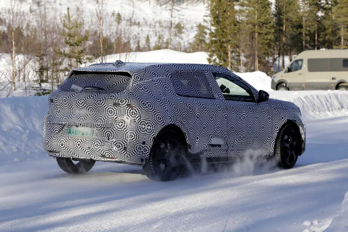 Renault Scenic E-Tech: la nuova elettrica è stata avvistata [Foto Spia] (6)