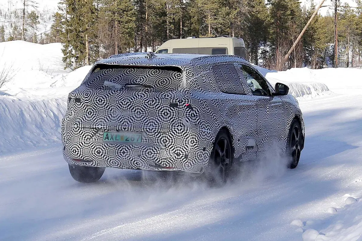 Renault Scenic E-Tech: la nuova elettrica è stata avvistata [Foto Spia] (7)