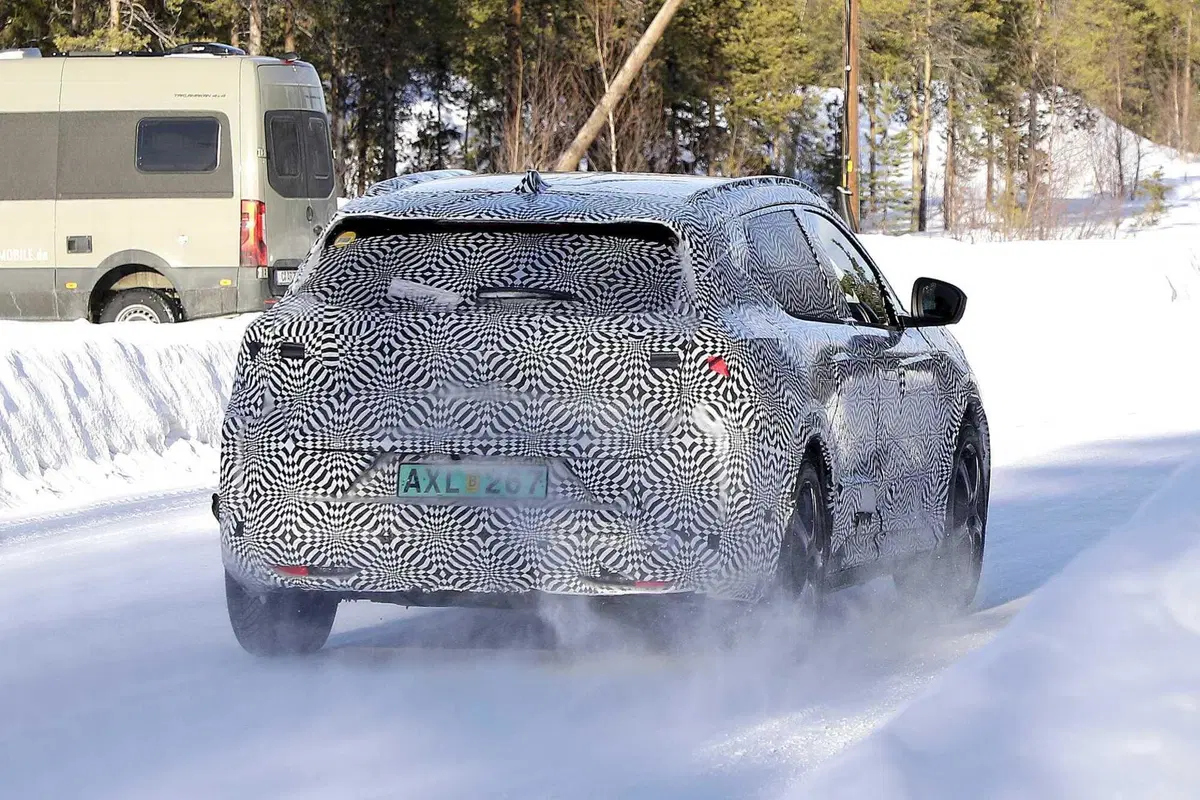 Renault Scenic E-Tech: la nuova elettrica è stata avvistata [Foto Spia] (8)