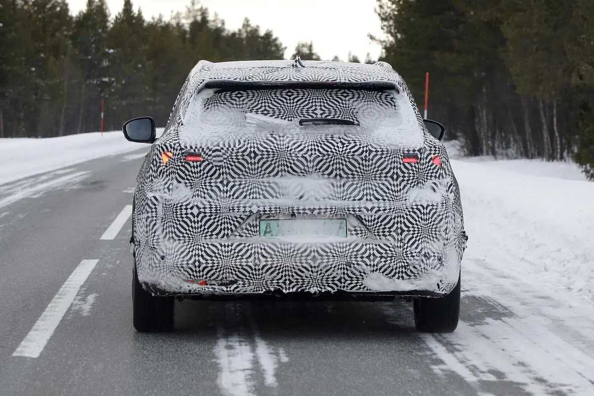 Renault Scenic E-Tech: la nuova elettrica è stata avvistata [Foto Spia] (10)