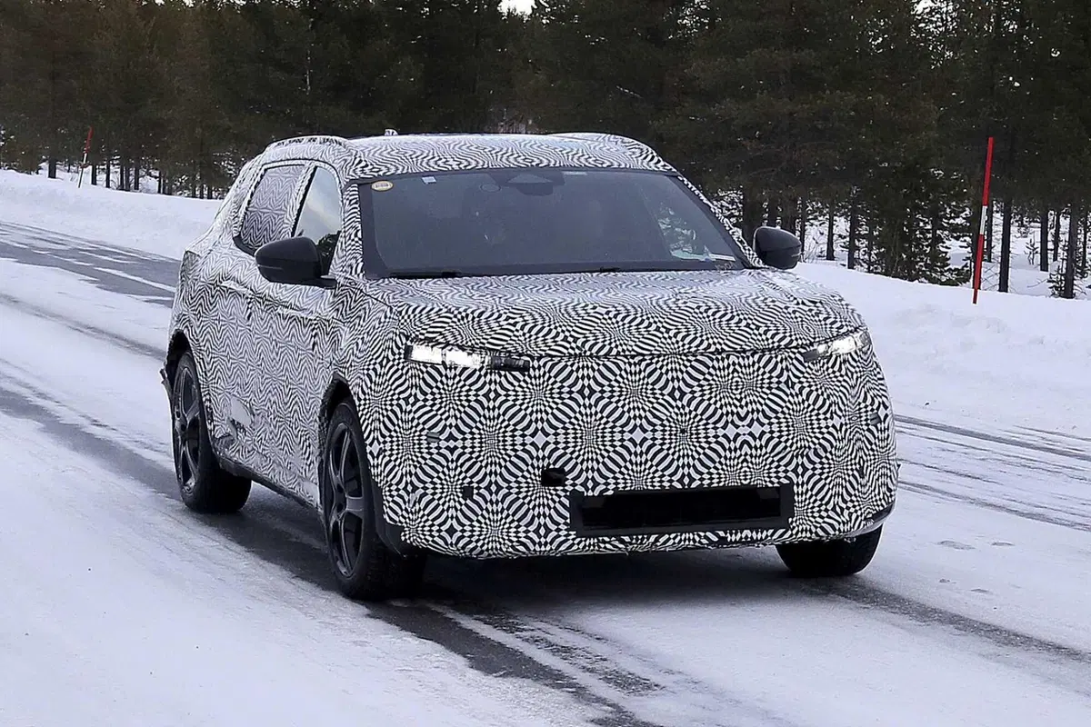 Renault Scenic E-Tech: la nuova elettrica è stata avvistata [Foto Spia] (11)