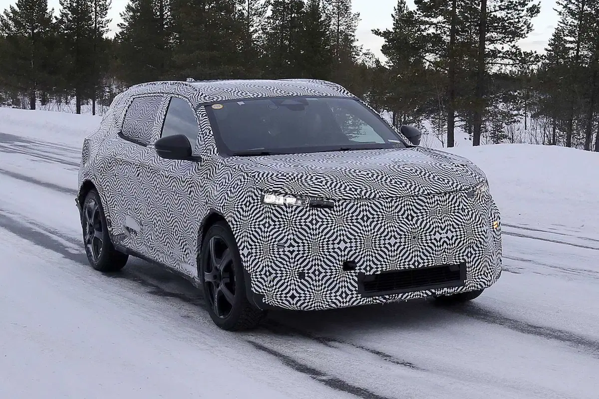 Renault Scenic E-Tech: la nuova elettrica è stata avvistata [Foto Spia] (12)