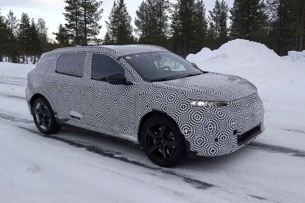 Renault Scenic E-Tech: la nuova elettrica è stata avvistata [Foto Spia] (13)